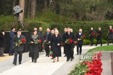 Azerbaijani people commemorate memory of National Leader Heydar Aliyev (PHOTO)