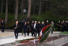 Azerbaijani people commemorate memory of National Leader Heydar Aliyev (PHOTO)