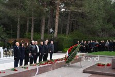 Azerbaijani people commemorate memory of National Leader Heydar Aliyev (PHOTO)