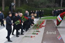 Azerbaijani people commemorate memory of National Leader Heydar Aliyev (PHOTO)