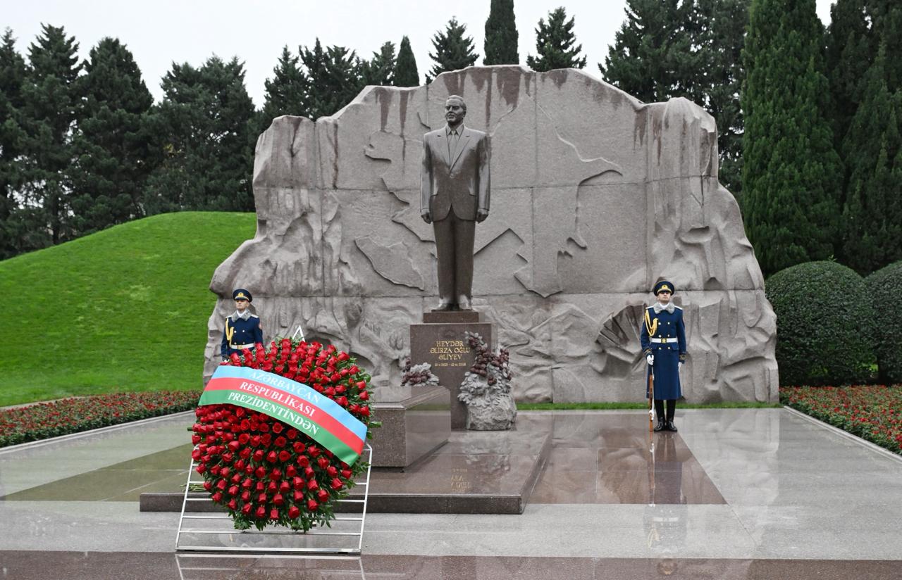 Azerbaijan's MEDIA and Audiovisual Council reps visit National Leader Heydar Aliyev's grave (PHOTO)