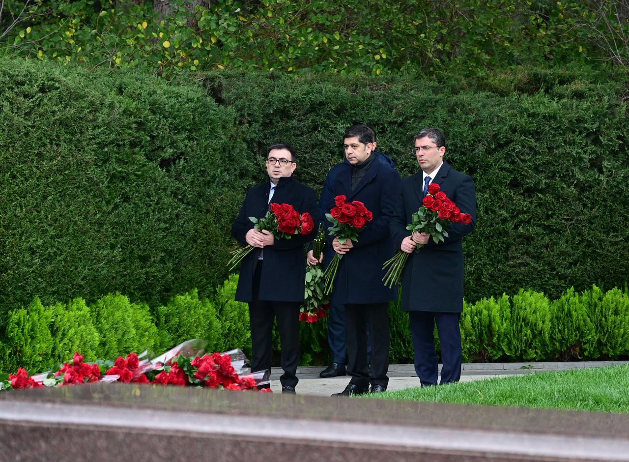 Azerbaijan's MEDIA and Audiovisual Council reps visit National Leader Heydar Aliyev's grave (PHOTO)