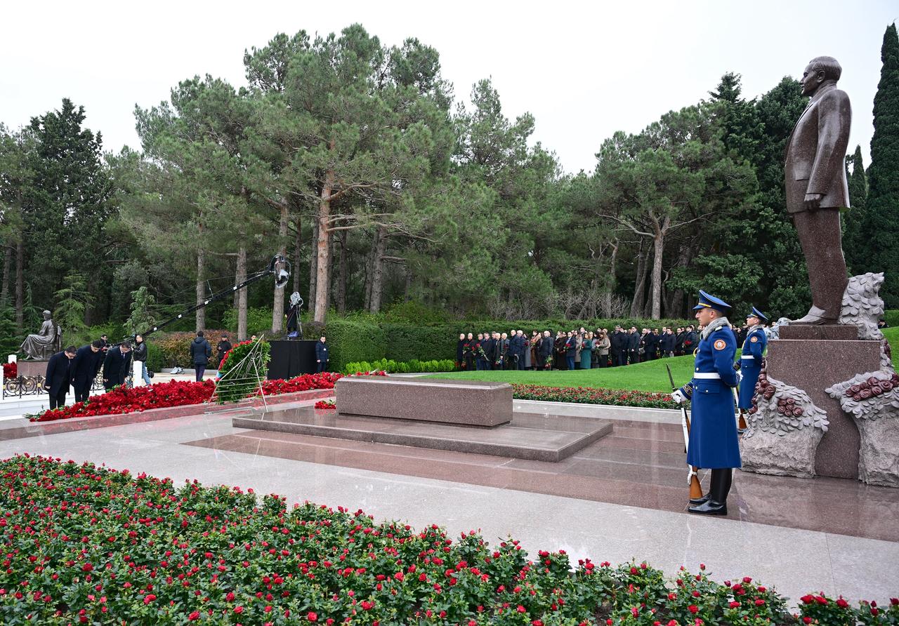 Azerbaijan's MEDIA and Audiovisual Council reps visit National Leader Heydar Aliyev's grave (PHOTO)