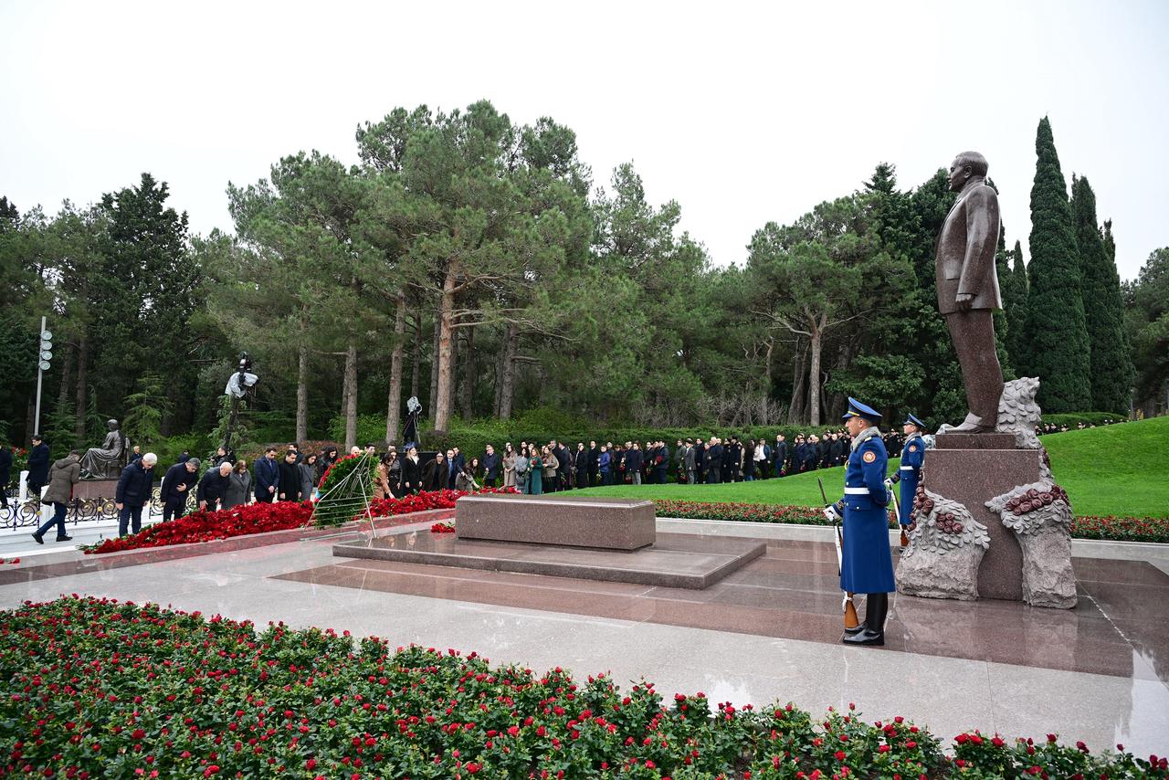 Azerbaijan's MEDIA and Audiovisual Council reps visit National Leader Heydar Aliyev's grave (PHOTO)