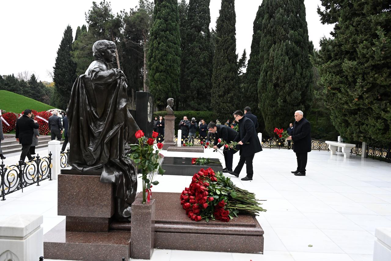 Azerbaijan's MEDIA and Audiovisual Council reps visit National Leader Heydar Aliyev's grave (PHOTO)