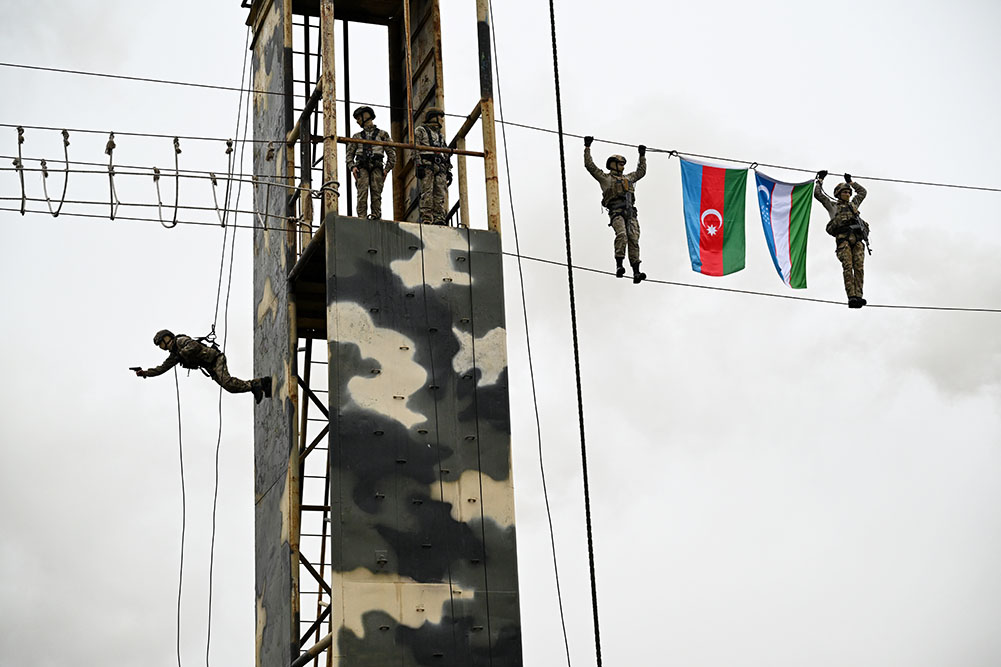 Azerbaijani Defense Minister, Uzbek military legates visit commando military unit (PHOTO)
