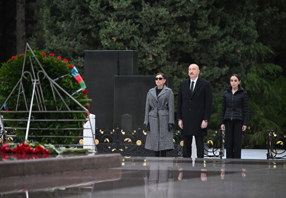President Ilham Aliyev, First Lady Mehriban Aliyeva visit grave of National Leader Heydar Aliyev (PHOTO/VIDEO)