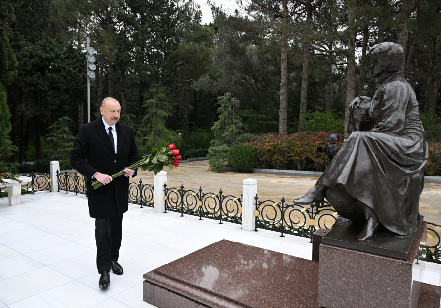President Ilham Aliyev, First Lady Mehriban Aliyeva visit grave of National Leader Heydar Aliyev (PHOTO/VIDEO)