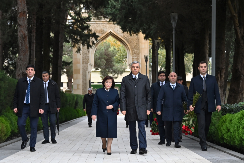 Azerbaijani officials pay tribute to National Leader Heydar Aliyev's memory (PHOTO)