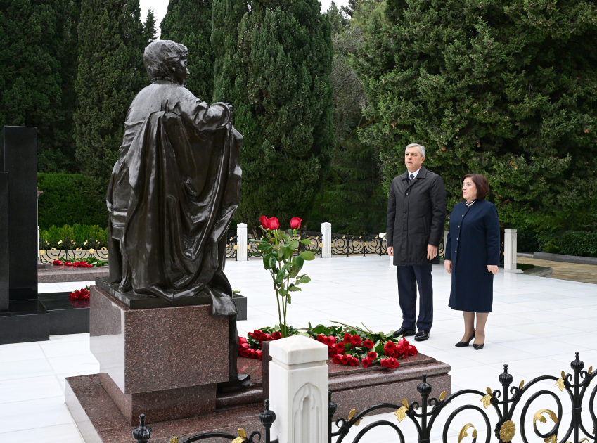 Azerbaijani officials pay tribute to National Leader Heydar Aliyev's memory (PHOTO)