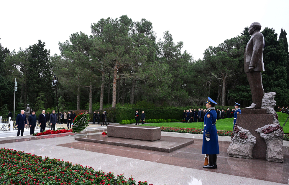 Azerbaijani officials pay tribute to National Leader Heydar Aliyev's memory (PHOTO)