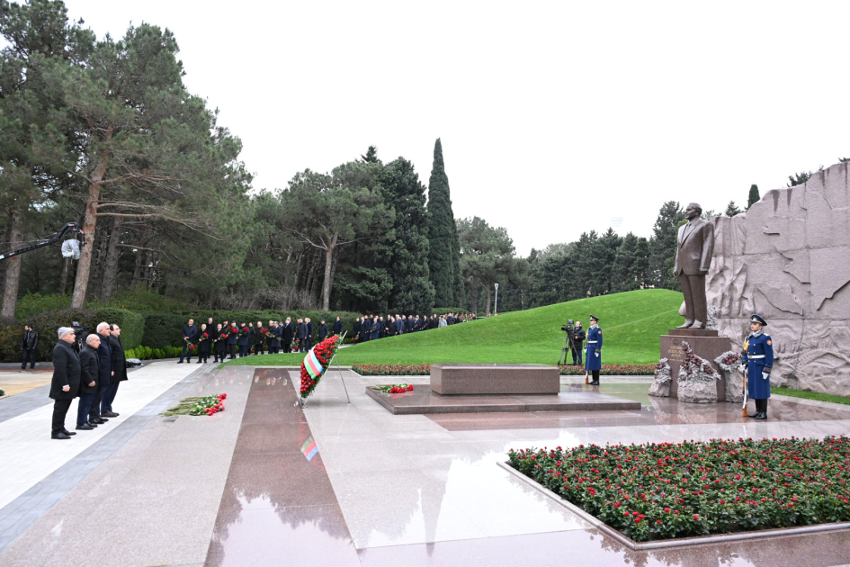 Azerbaijani officials pay tribute to National Leader Heydar Aliyev's memory (PHOTO)