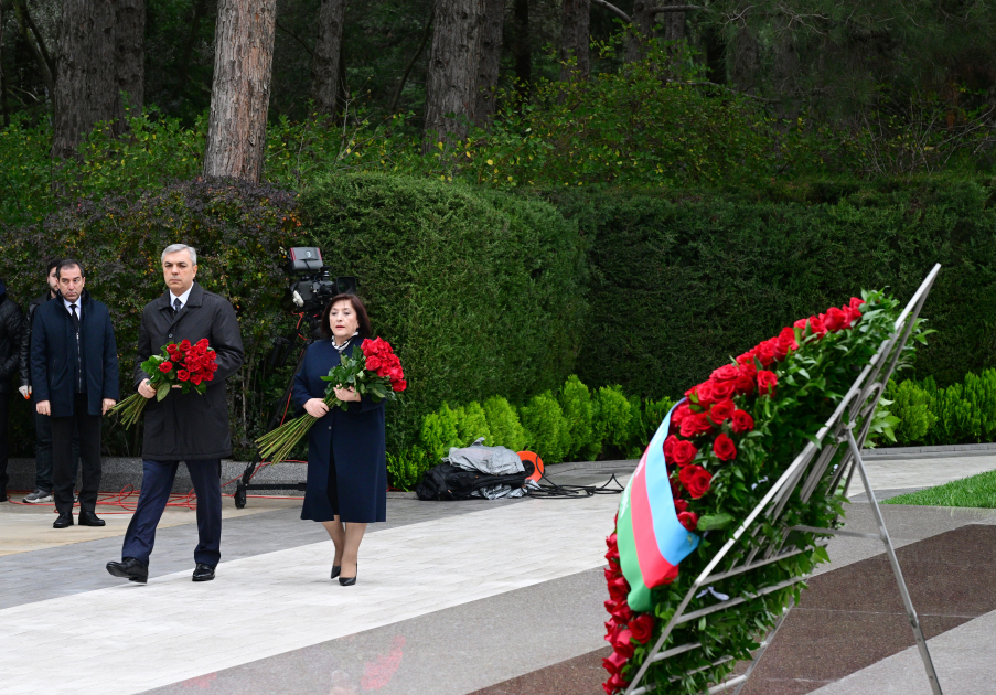 Azerbaijani officials pay tribute to National Leader Heydar Aliyev's memory (PHOTO)