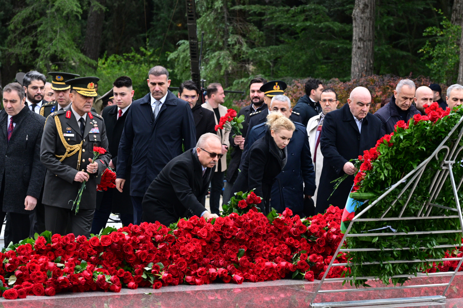 Azerbaijani officials pay tribute to National Leader Heydar Aliyev's memory (PHOTO)