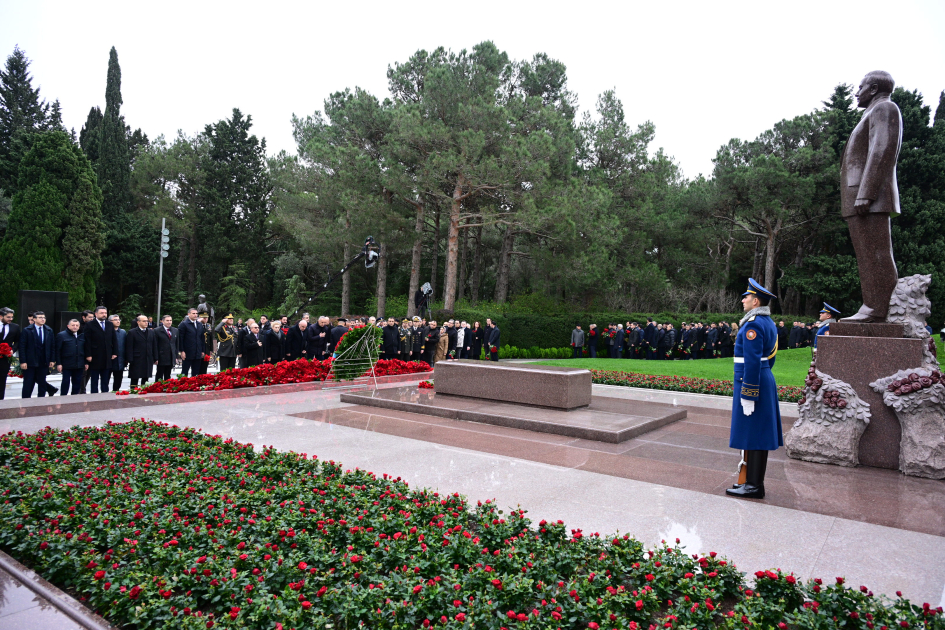 Azerbaijani officials pay tribute to National Leader Heydar Aliyev's memory (PHOTO)