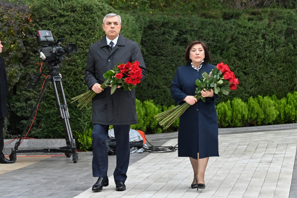 Azerbaijani officials pay tribute to National Leader Heydar Aliyev's memory (PHOTO)