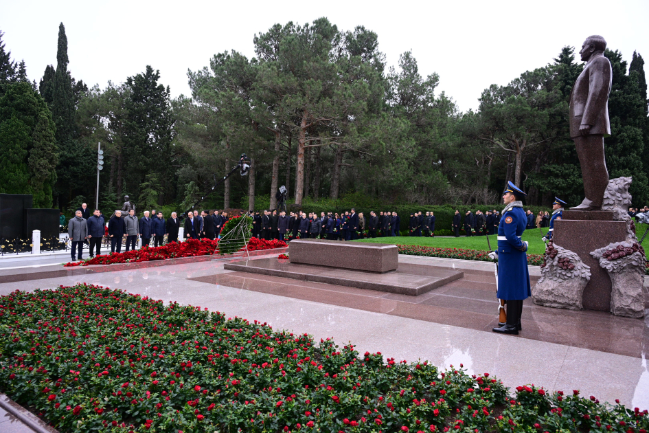Azerbaijani officials pay tribute to National Leader Heydar Aliyev's memory (PHOTO)