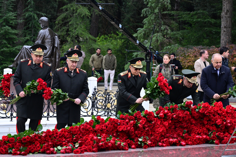 Azerbaijani officials pay tribute to National Leader Heydar Aliyev's memory (PHOTO)