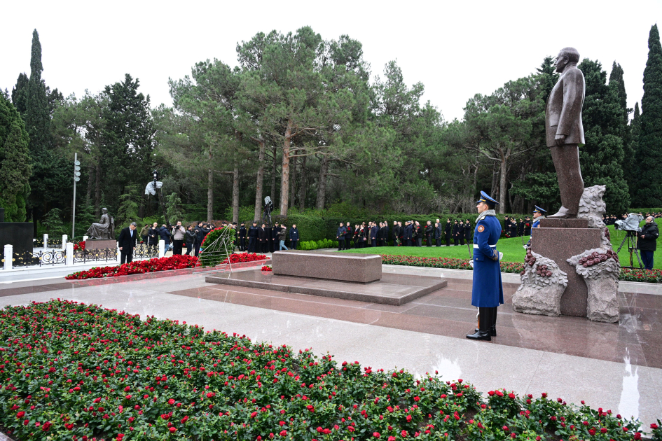 Azerbaijani officials pay tribute to National Leader Heydar Aliyev's memory (PHOTO)