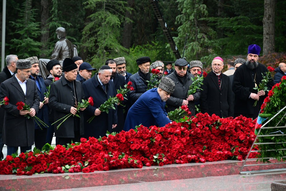 Azerbaijani officials pay tribute to National Leader Heydar Aliyev's memory (PHOTO)