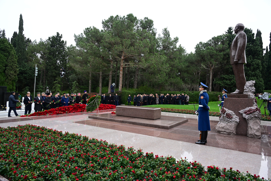 Azerbaijani officials pay tribute to National Leader Heydar Aliyev's memory (PHOTO)