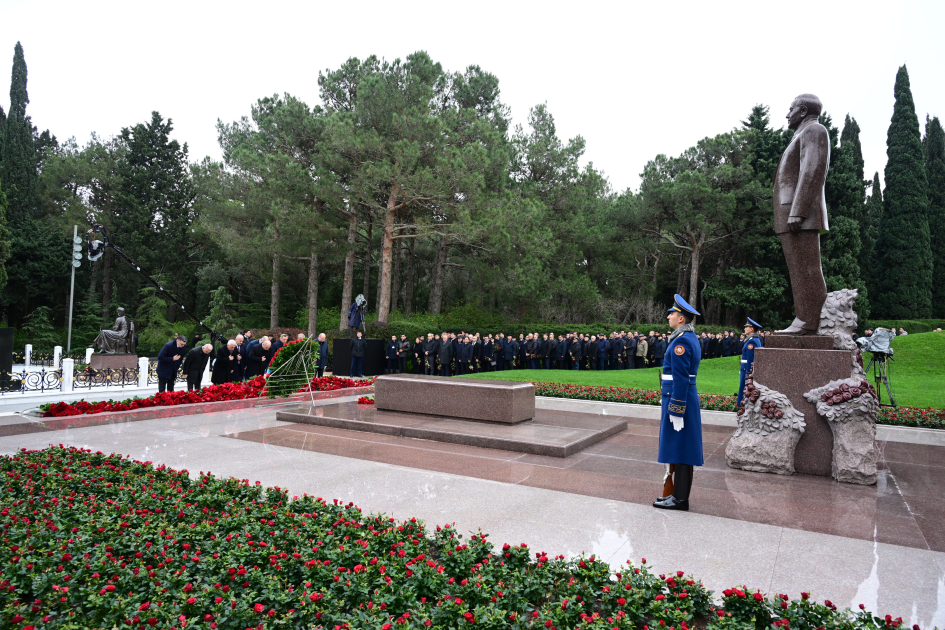 Azerbaijani officials pay tribute to National Leader Heydar Aliyev's memory (PHOTO)