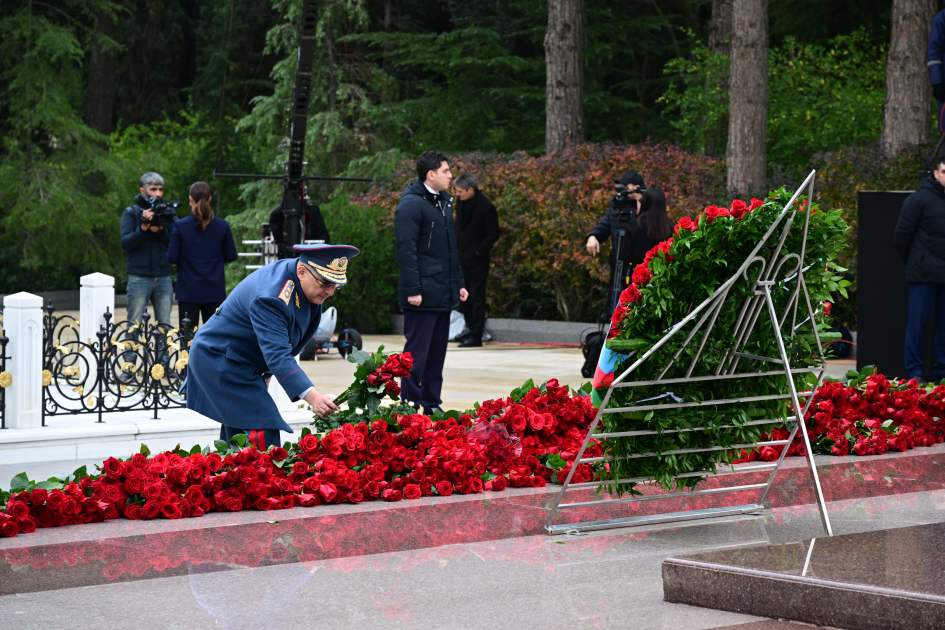Azerbaijani officials pay tribute to National Leader Heydar Aliyev's memory (PHOTO)