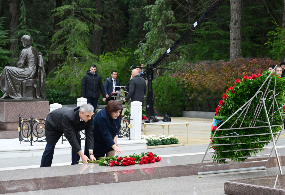 Azerbaijani officials pay tribute to National Leader Heydar Aliyev's memory (PHOTO)