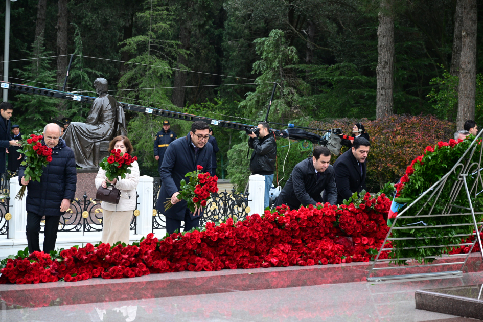 Azerbaijani officials pay tribute to National Leader Heydar Aliyev's memory (PHOTO)