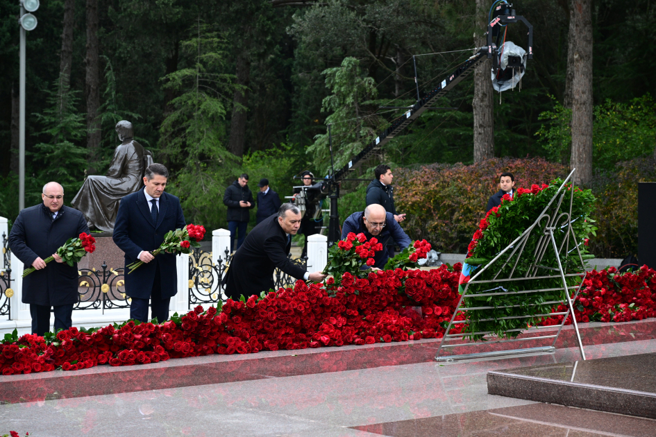 Azerbaijani officials pay tribute to National Leader Heydar Aliyev's memory (PHOTO)