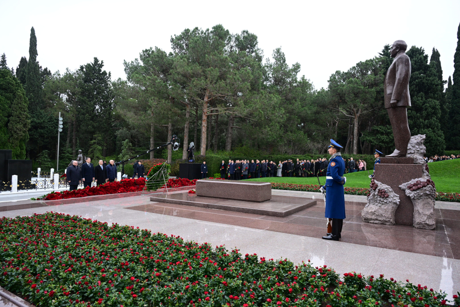 Azerbaijani officials pay tribute to National Leader Heydar Aliyev's memory (PHOTO)