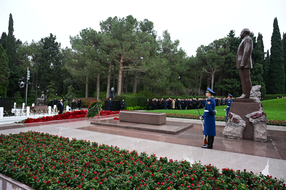 Azerbaijani officials pay tribute to National Leader Heydar Aliyev's memory (PHOTO)