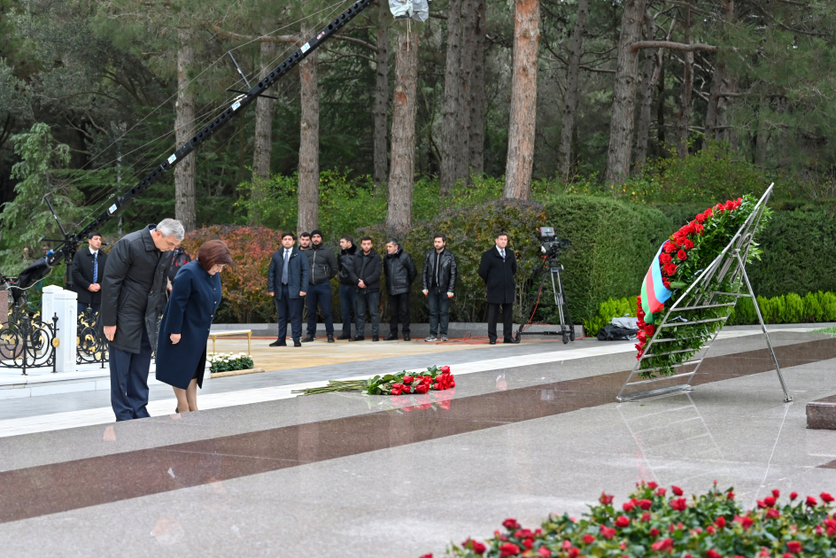 Azerbaijani officials pay tribute to National Leader Heydar Aliyev's memory (PHOTO)