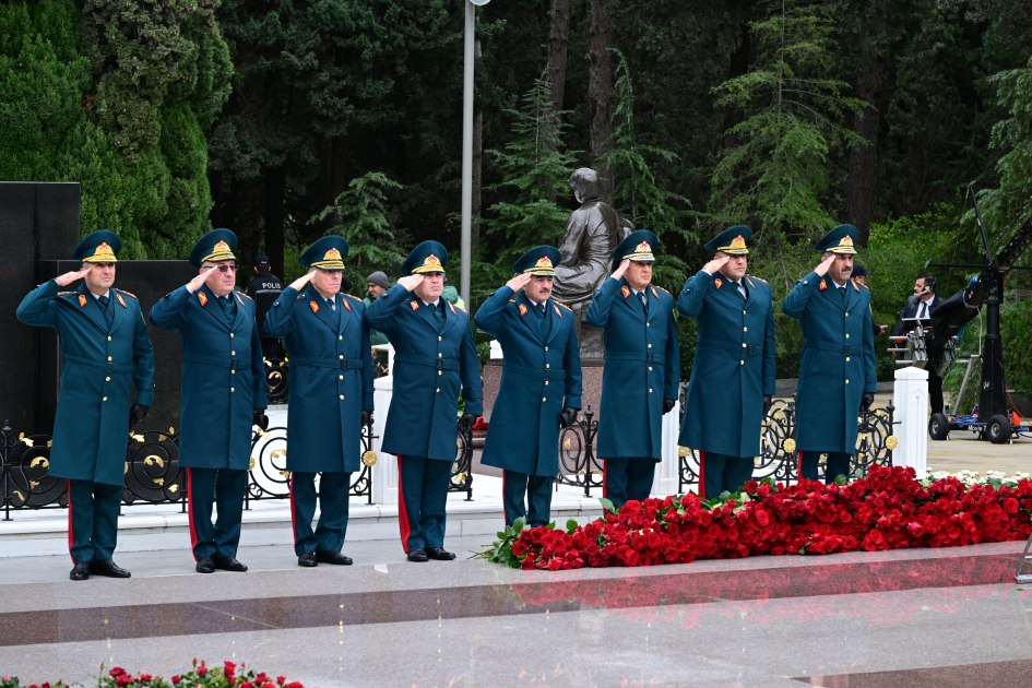 Azerbaijani officials pay tribute to National Leader Heydar Aliyev's memory (PHOTO)
