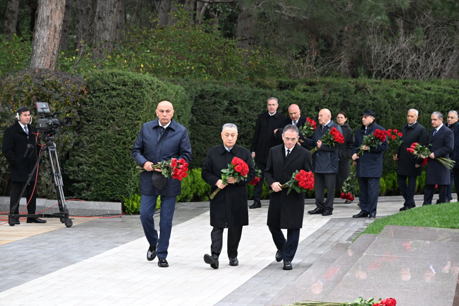 Azerbaijani officials pay tribute to National Leader Heydar Aliyev's memory (PHOTO)