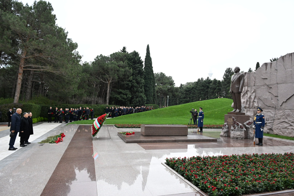 Azerbaijani officials pay tribute to National Leader Heydar Aliyev's memory (PHOTO)