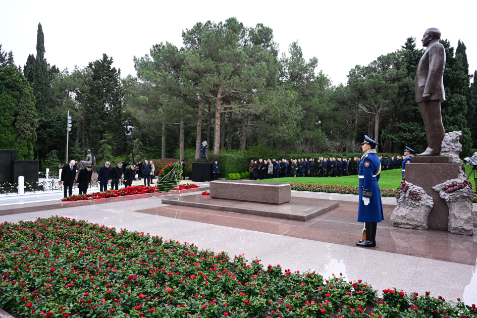Azerbaijani officials pay tribute to National Leader Heydar Aliyev's memory (PHOTO)