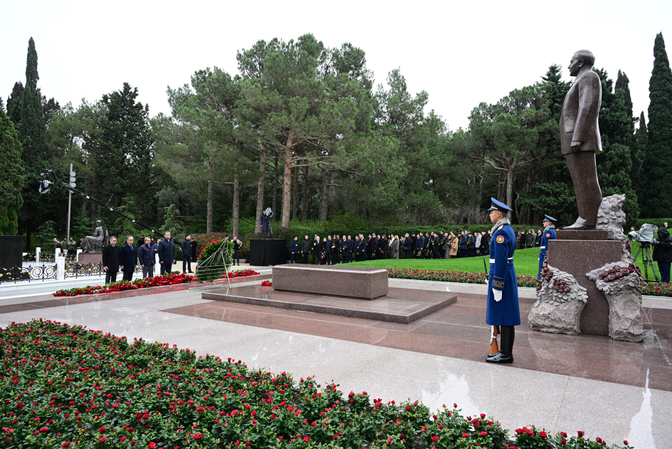Azerbaijani officials pay tribute to National Leader Heydar Aliyev's memory (PHOTO)