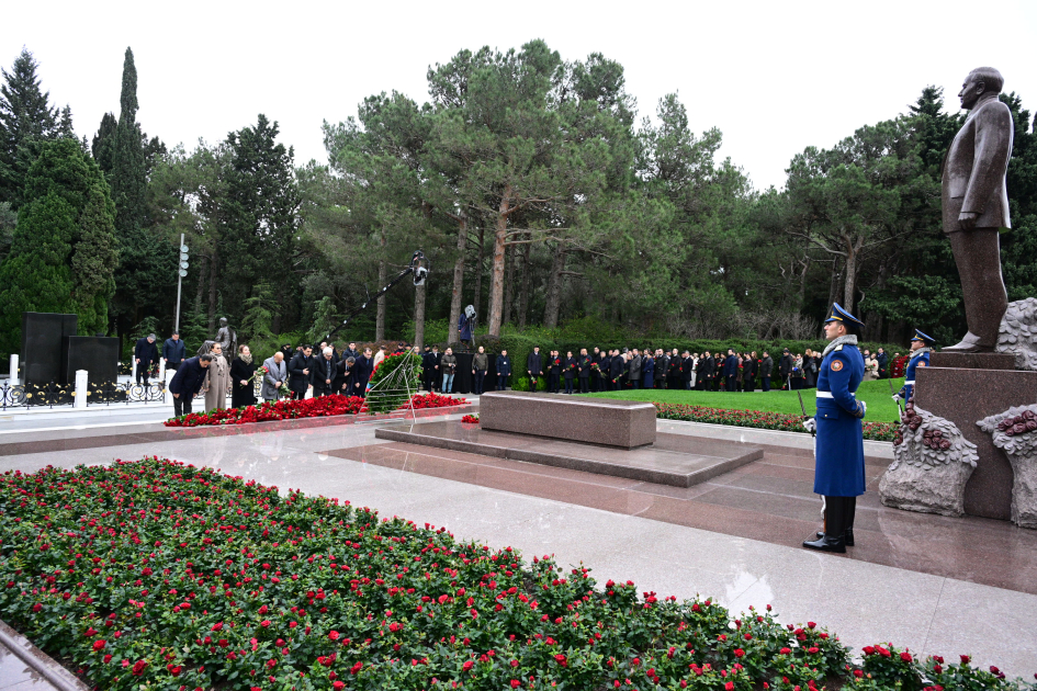 Azerbaijani officials pay tribute to National Leader Heydar Aliyev's memory (PHOTO)