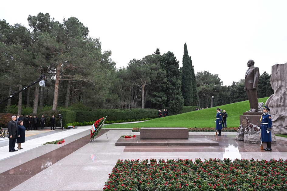 Azerbaijani officials pay tribute to National Leader Heydar Aliyev's memory (PHOTO)