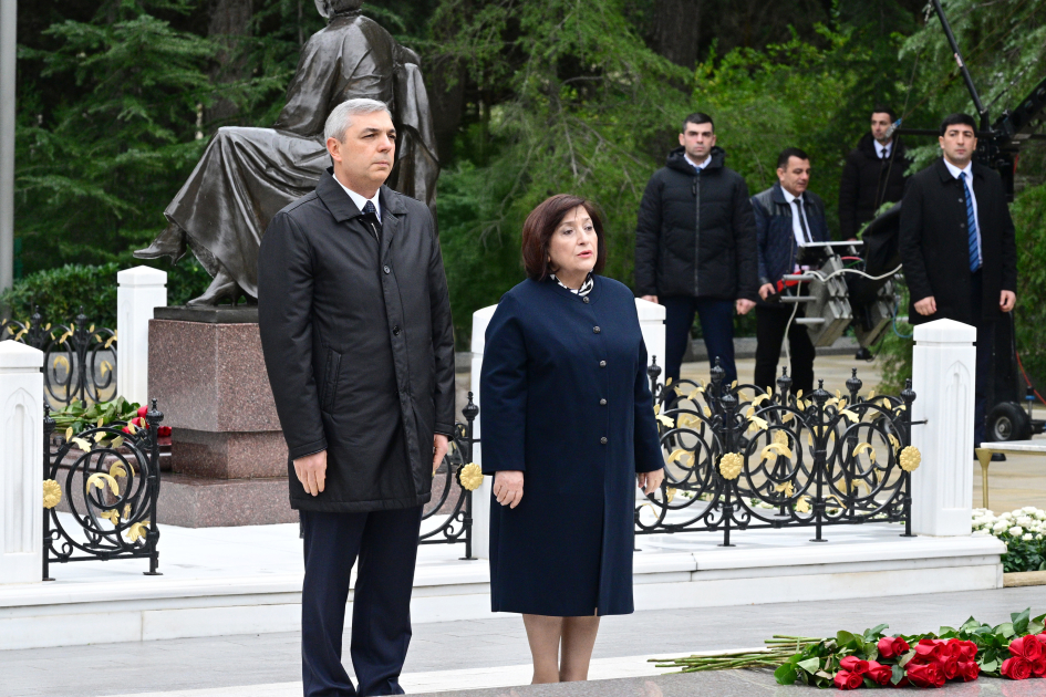 Azerbaijani officials pay tribute to National Leader Heydar Aliyev's memory (PHOTO)