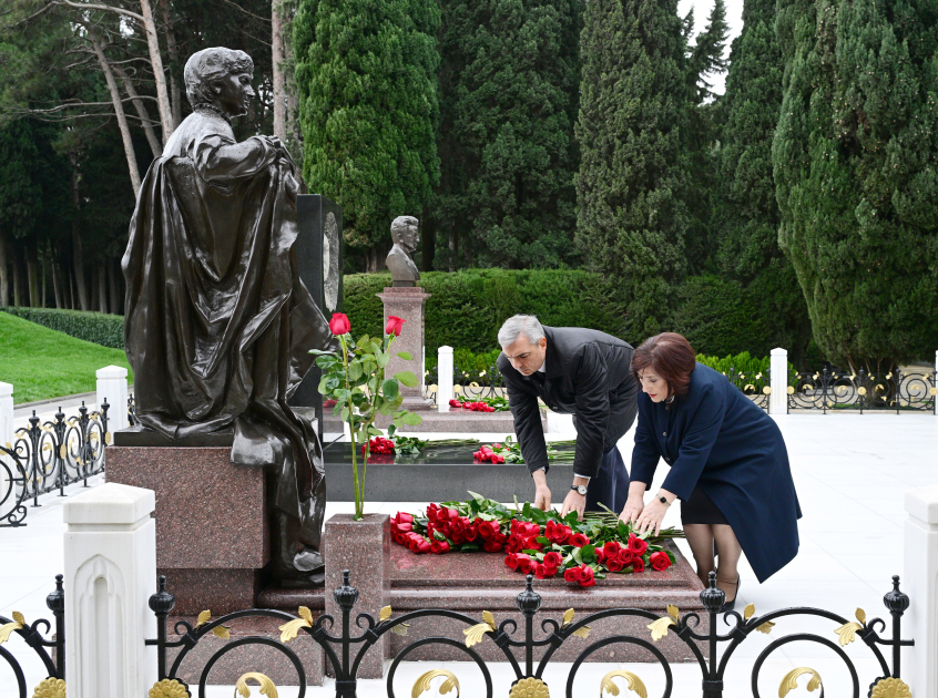 Azerbaijani officials pay tribute to National Leader Heydar Aliyev's memory (PHOTO)