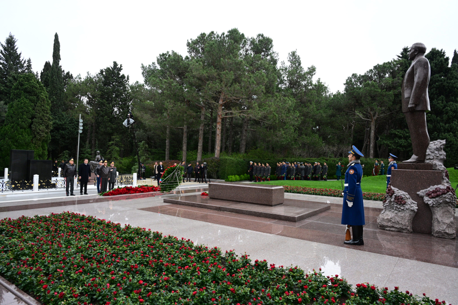 Azerbaijani officials pay tribute to National Leader Heydar Aliyev's memory (PHOTO)