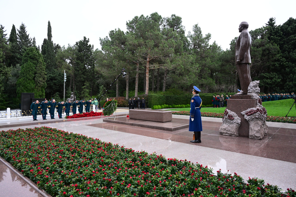 Azerbaijani officials pay tribute to National Leader Heydar Aliyev's memory (PHOTO)