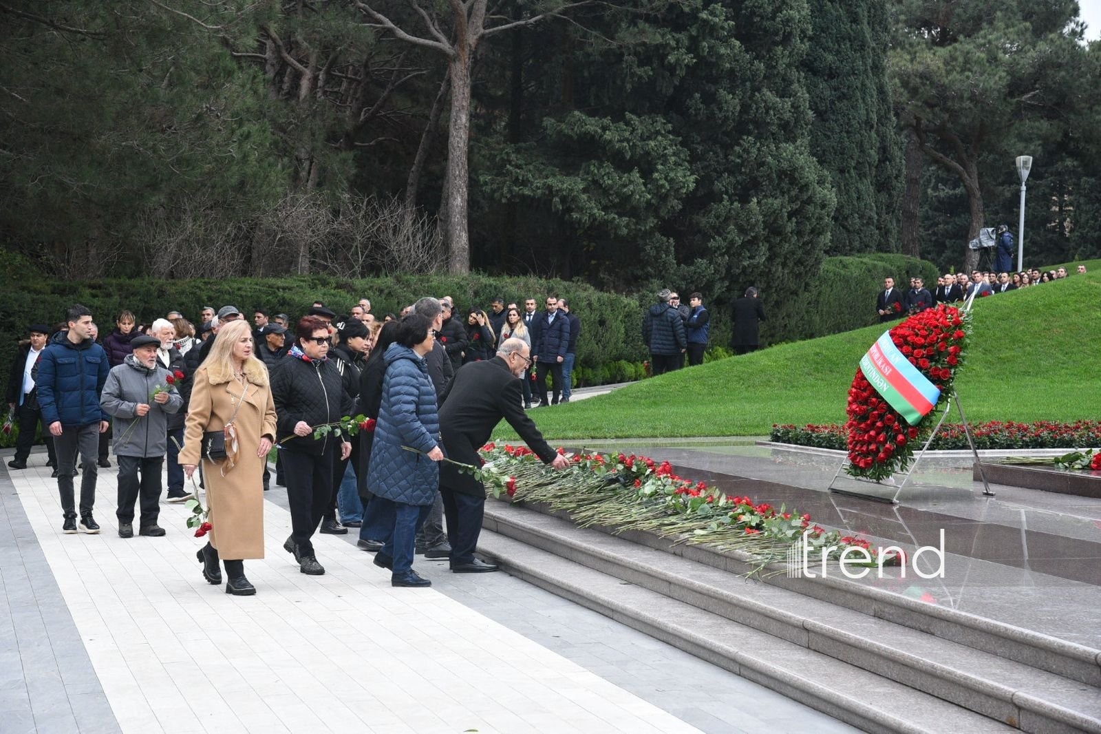 Azerbaijani people commemorate memory of National Leader Heydar Aliyev (PHOTO)