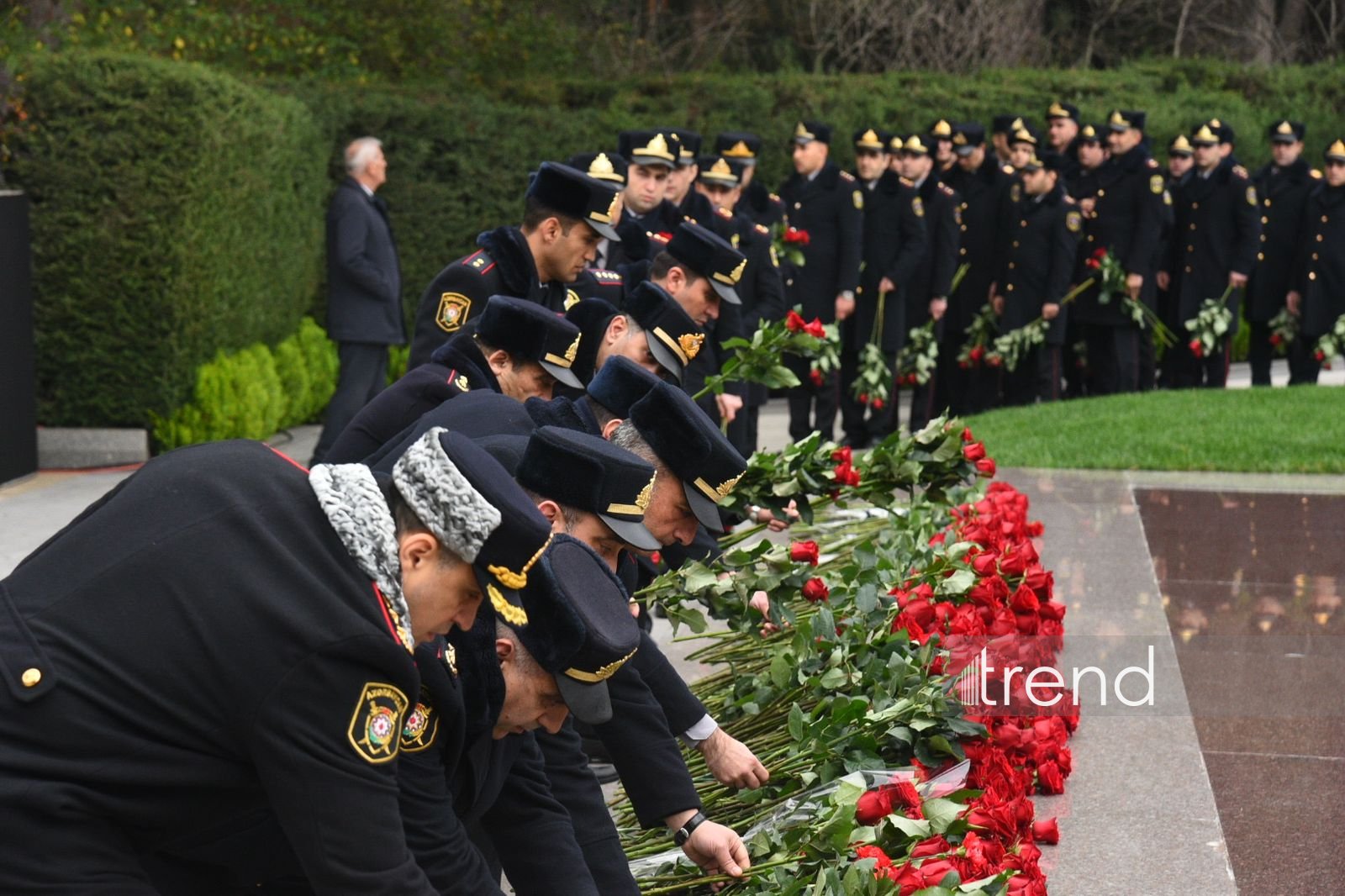 Azerbaijani people commemorate memory of National Leader Heydar Aliyev (PHOTO)