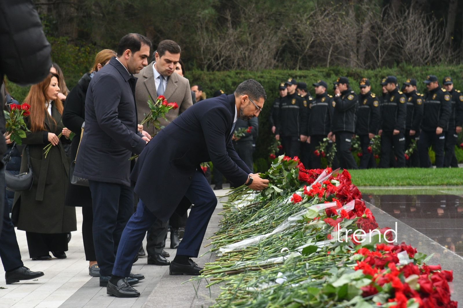 Azerbaijani people commemorate memory of National Leader Heydar Aliyev (PHOTO)