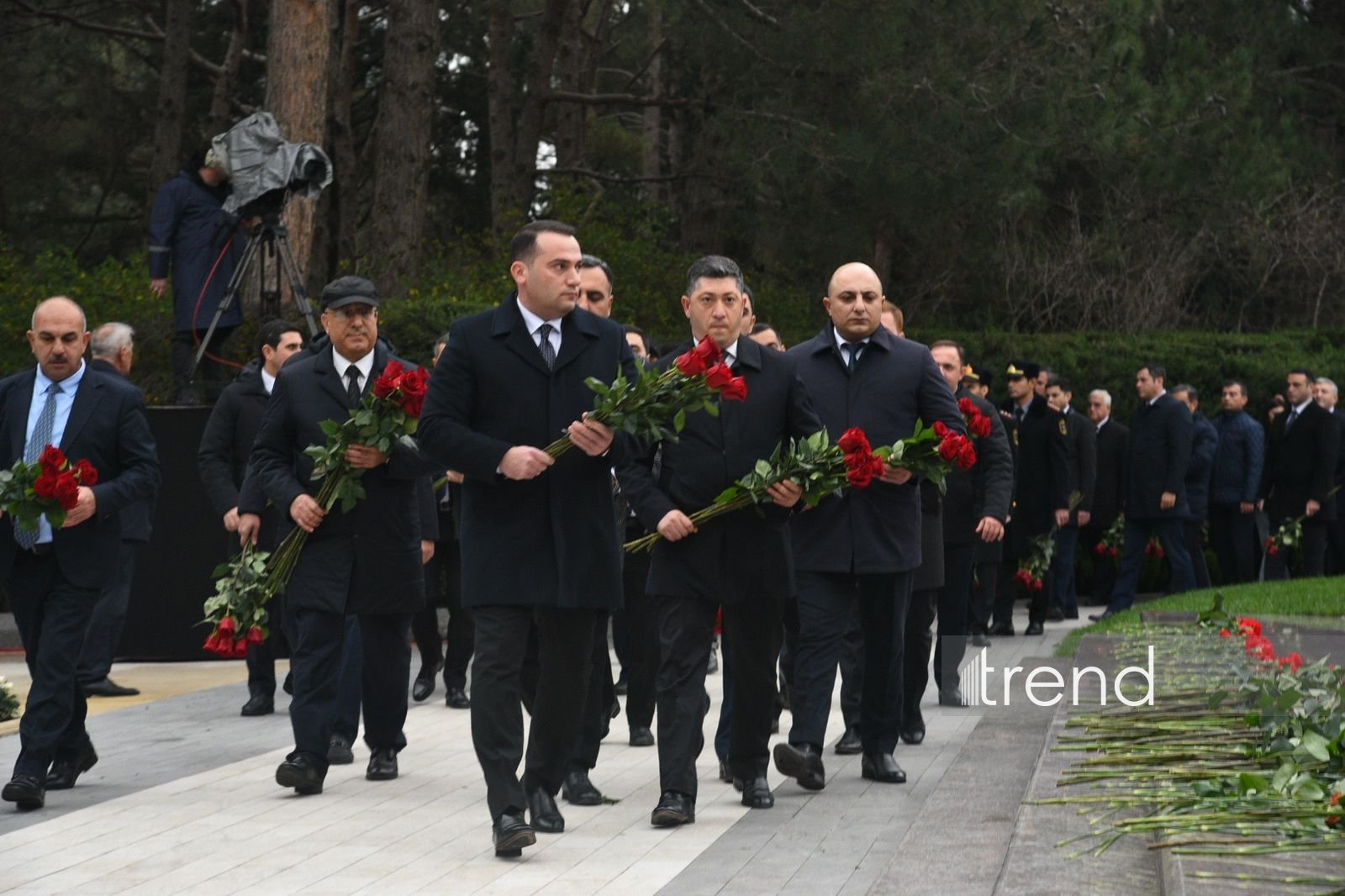 Azerbaijani people commemorate memory of National Leader Heydar Aliyev (PHOTO)