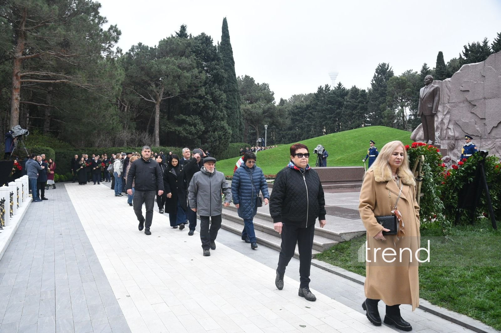 Azerbaijani people commemorate memory of National Leader Heydar Aliyev (PHOTO)