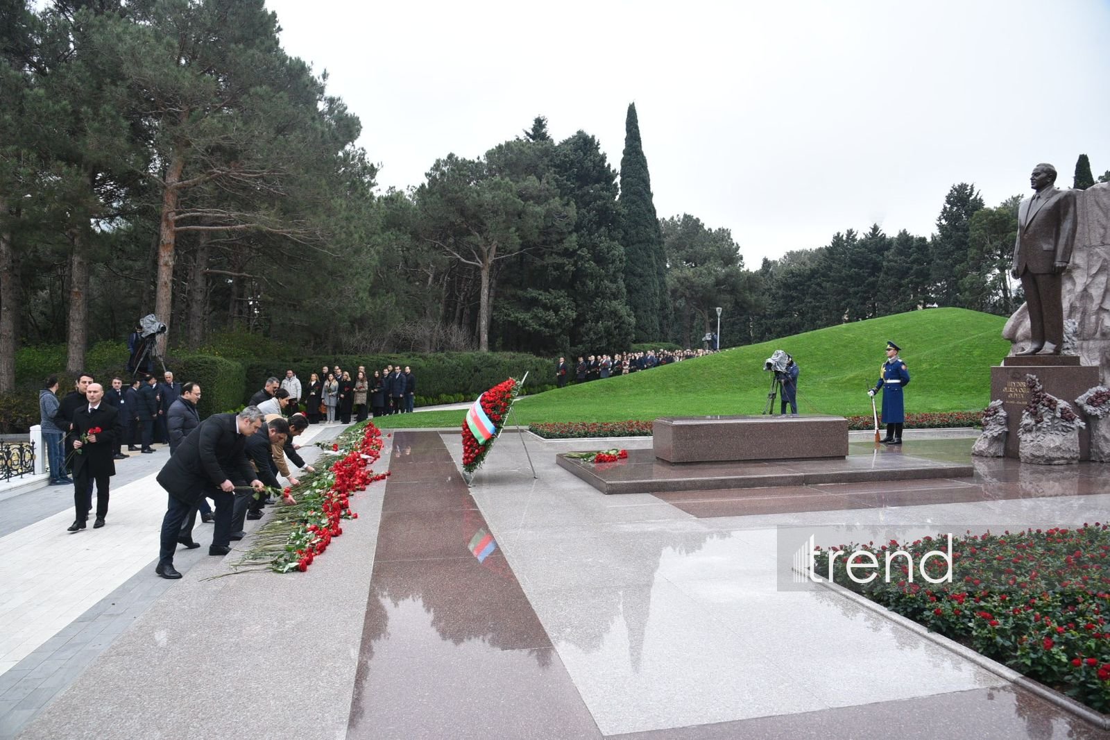 Azerbaijani people commemorate memory of National Leader Heydar Aliyev (PHOTO)